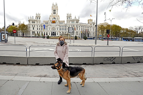 V Španielsku je povolené vychádzať len do práce, na nákup  alebo so zvieraťom. 