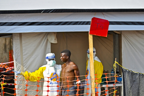 Skaza v Afrike: Na ebolu je 50- až 90-percentná úmrtnosť. 