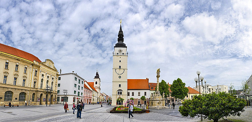 Mestská veža v Trnave s legendárnymi hodinami.