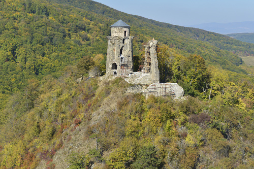  Slanecký hrad z 13. storočia bol zničený v roku 1679. Zachovala sa jedna trojpodlažná veža a niekoľko stien.