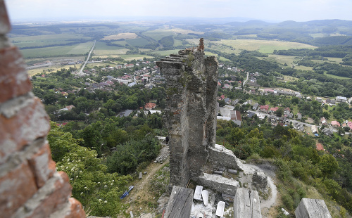 Obec Slanec plánuje aj v tomto roku pokračovať v obnove Slaneckého hradu.