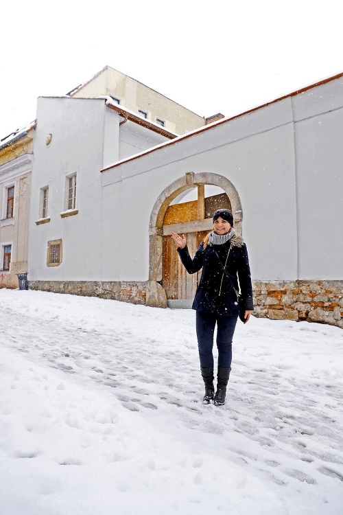 Študentka Simona (22) zapózovala pred domom legendárneho hudobníka, z ktorého sa už o pár mesiacov stane múzeum.