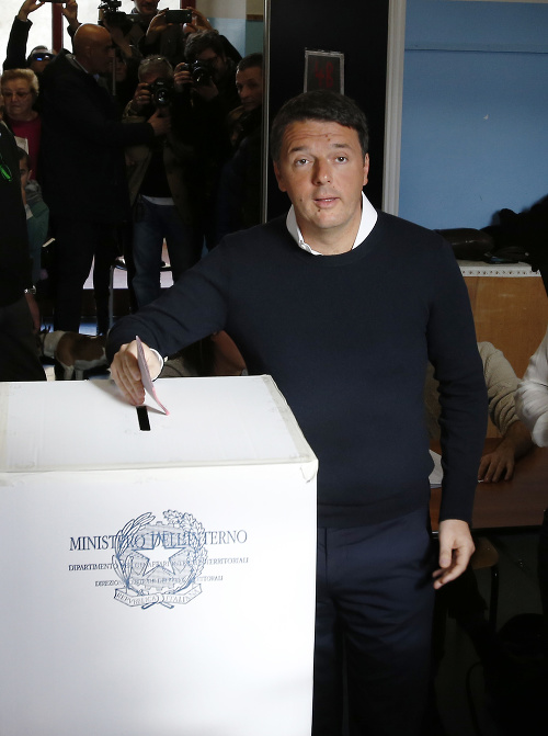 Talianski voliči v referende odmietli ústavnú reformu presadzovanú premiérom Matteom Renzim.