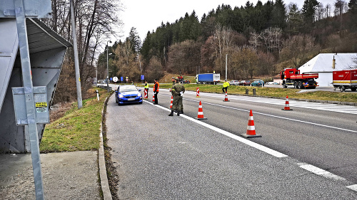 Na hraniciach s Českom pomáhali vojaci aj dobrovoľníci. 