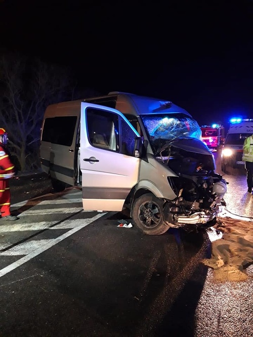 Vodič dodávky a spolujazdkyňa zomreli. 