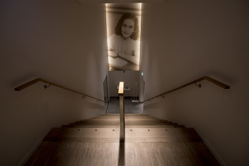 Fotografia Anny Frankovej v múzeu Anny Frankovej v Amsterdame.