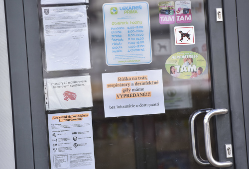 Na snímke oznam o vypredaní rúšok na tvár a dezinfekčných gélov na dverách lekárne 12. marca 2020 v Bratislave.