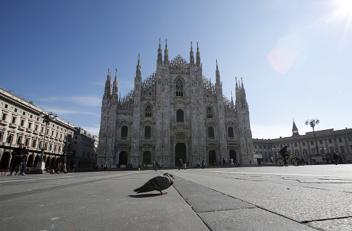 Námestie v Miláne, ktoré býva preplnené, zíva prázdnotou. 