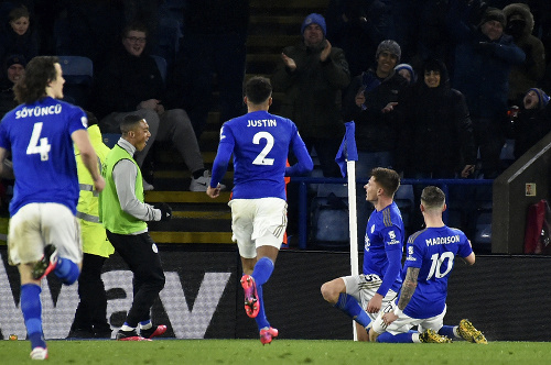 Na snímke druhý sprava Harvey Barnes (Leicester) oslavuje svoj úvodný gól v zápase 29. kola anglickej Premier League vo futbale Leicester City - Aston Villa.