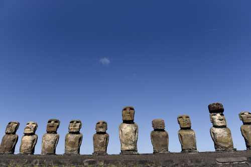 Sochy moai boli postavené približne v 15. storočí.