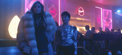 Jennifer Lopez a Constance Wu vo filme Hustlers.