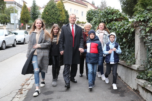 Boris Kollár sa bol s rodinou prejsť po meste.