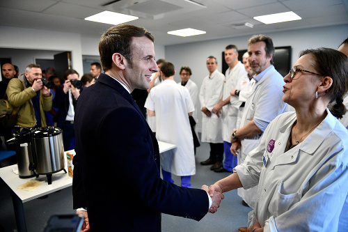 Francúzsky prezident Emmanuel Macron počas návštevy verejnej fakultnej nemocnici La Pitié-Salpetriere v Paríži 