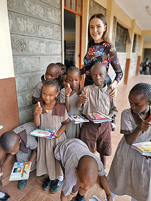 Nairobi, Keňa Mladá slovenská lekárka Monika (26) s deťmi, ktoré potešili nové školské pomôcky.