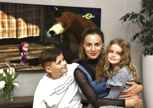Mária Čírová so svojimi dvoma deťmi.