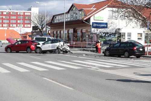 V Rači došlo k nehode troch áut. 