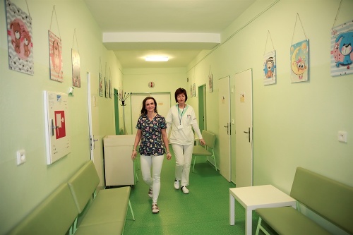 Primárka MUDr. Zuzana Krčíková (vľavo) a Mgr. Elena Malatincová – vedúca sestra pediatrického oddelenia.