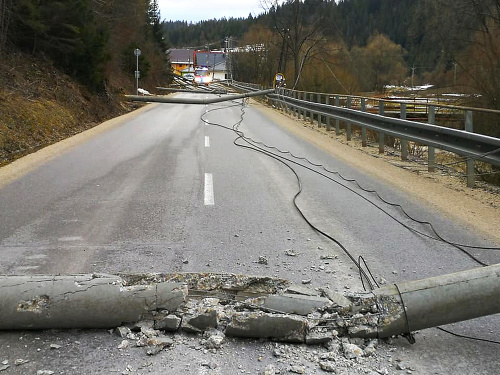 Lutiše - Na cestu v obci Lutiše (okr. Žilina) popadali elektrické stĺpy.