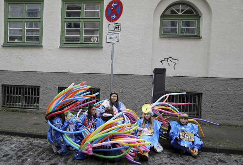 Silný vietor a dážď dnes na mnohých miestach Nemecka znemožnili konania tradičných karnevalových pochodov.