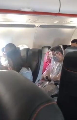 Dvojica na palube lietadla pútala pozornosť.