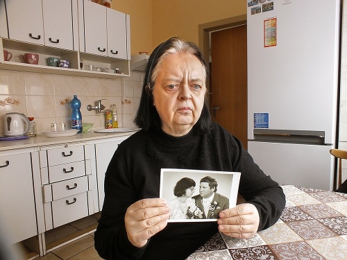 Nevidiaca Marta (59) so svadobnou fotkou z roku 1994.  Stratu manžela znáša ťažko.