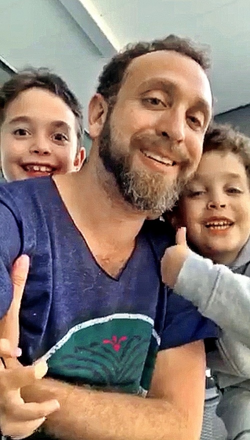Jeremy sa nachádza so synmi v Chicagu, kde žije aj jeho brat. 