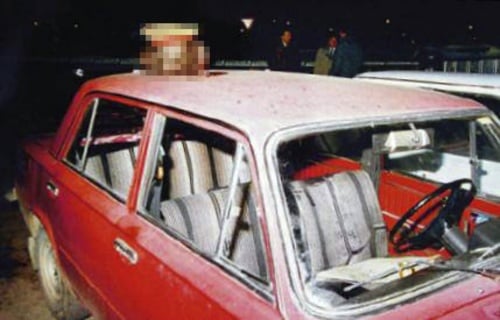 Po vražde expolicajta Slivenského v roku 1997 skončila jeho hlava na kapote auta.