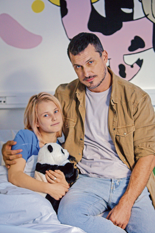 V seriáli Jenny stvárňuje otca chorej tínedžerky. 