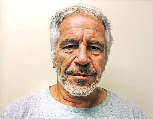 Jeffrey Epstein († 66) sa v auguste obesil vo väzení.