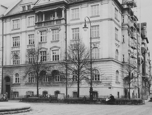 V období pred druhou svetovou vojnou vyrastala v byte vedľa Hitlera v zámožnej oblasti Prinzregtenplatz v Mníchove.