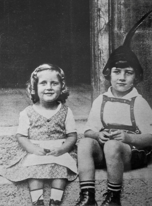 3-ročná Alice s jej bratom Richardom. 