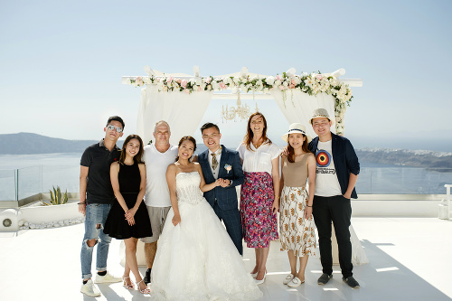 Medzi klientmi sú veľmi obľúbené svadby na Santorini. Vyzerá to tam ako v rozprávke