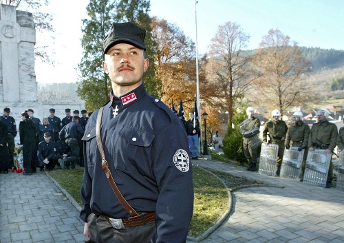 Minulosť: Hoci gardistickú uniformu Kotleba už vymenil za oblek, bývalý neonacista upozorňuje, že stále je to ten istý Kotleba.