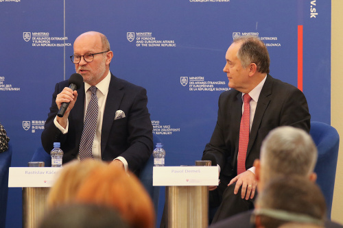 Odborníci na zahraničnú politiku Rastislav Káčer a Pavol Demeš počas hodnotiacej konferencie slovenskej zahraničnej a európskej politiky za roky 2016 - 2020 