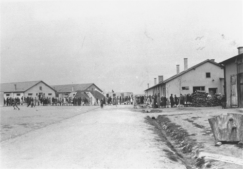 Táborom v Seredi prešlo približne 16 000 Židov, z ktorých bola väčšina zavraždená počas holokaustu.