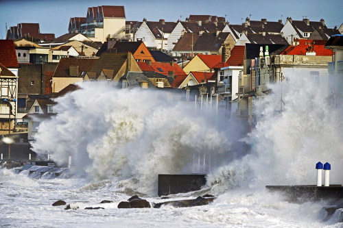 Vysoké „záplavové vlny“ na pobreží Francúzov mimoriadne vydesili.