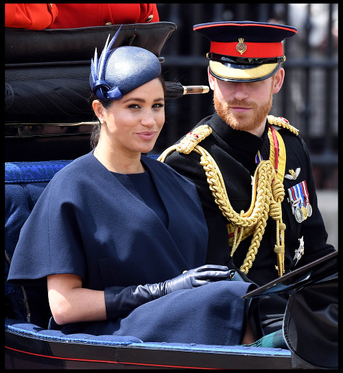 Princ Harry a vojvodkyňa Meghan na ceste slávnostným kočiarom. 