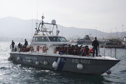 V Grécku preslávaný člen pobrežnej stráže Kyriakos Papadopoulos zachránil viac ako 5-tisíc utečencov.