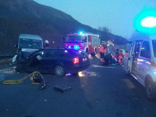 Pri Ružomberku sa zrazili dve osobné autá a jedna dodávka. 