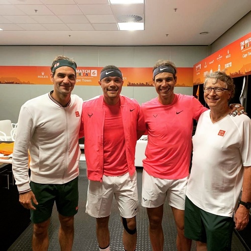 Hviezda exhibícia: Roger Federer, herec Trevor Noah, Rafael Nadal a Bill Gates.