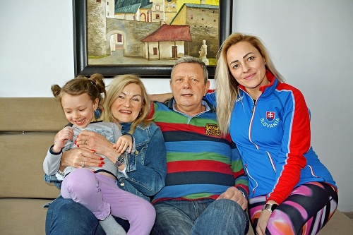 2020 - Elena (59) a Jaroslav (65) s vnučkou Simonkou a dcérou Petrou, ktorá sa vybrala v ich šľapajach.