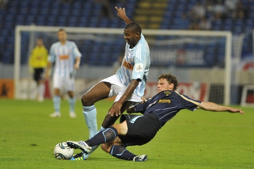 Na snímke vľavo Karim Guédé (Slovan) v súboji s Nitrančanom Milošom Šimončičom (vpravo) v ôsmom kole futbalovej  Corgoň ligy   Slovan Bratislava - FC Nitra 10. septembra 2011 v Bratislave.