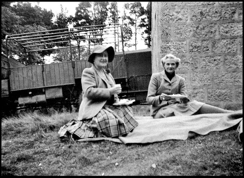 Kráľovná matka počas pikniku s rodinnou priateľkou Daphne du Maurier.