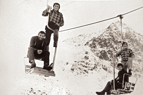 1970: Juraj (druhý zľava) pri adrenalínovej kontrole lanovky, ktorá jazdila takmer 30 rokov.
