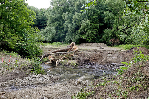 Júl 2017: Potok a jeho okolie zničili nákladné mechanizmy.