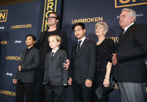 Americký herec Brad Pitt a jeho rodina, zľava deti Pax, Shiloh, Maddox, matka Jane Etta Pittová a otec William Alvin Pitt.