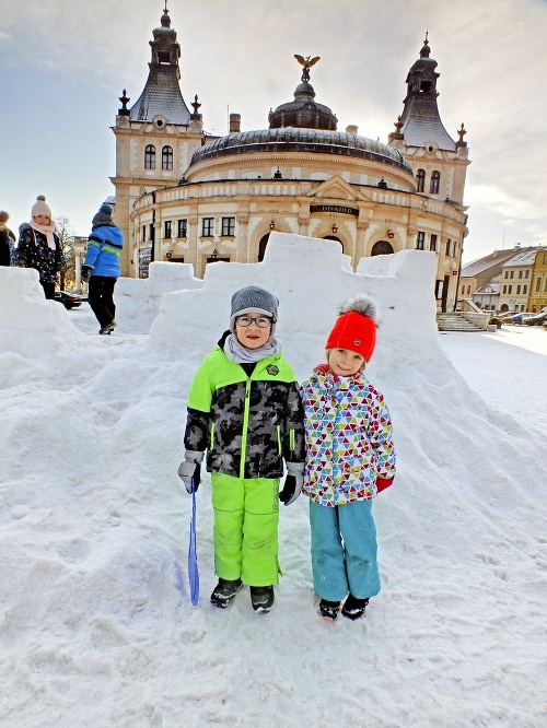 Na snežnej šmykľavke pred novoveským divadlom škôlkari Adam (6) a Soňa (6).