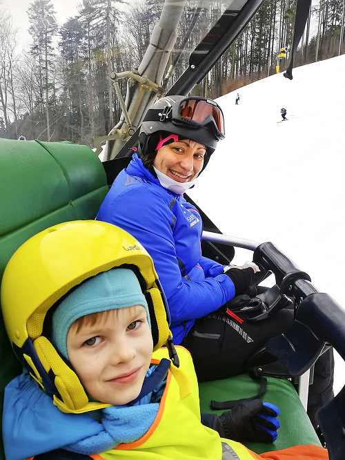 Tomáško s rodičmi si užil lyžovačku v Orlických horách.