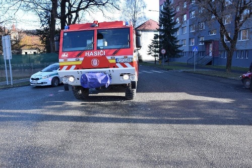Muž narazil autom do vozidla hasičov.