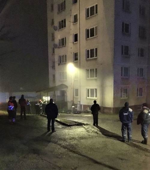 Spolu 108 obyvateľov 11-poschodového bytového domu na ulici Pod papierňou 56 v Bardejove museli krátko po druhej hodine v noci z piatka na sobotu evakuovať po ohlásenom úniku vody s následným požiarom elektrických rozvodov.